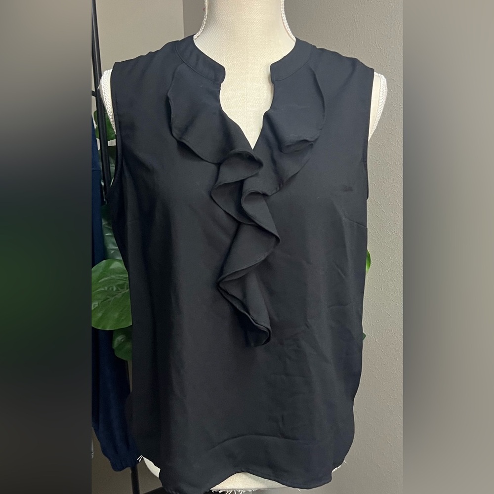Nine West Black sleeveless ruffle front blouse. Excellent cond. Size M
